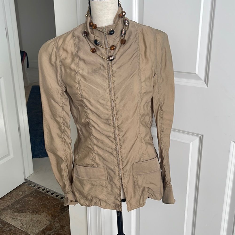 Beautiful lightweight blazer. Great neutral color!